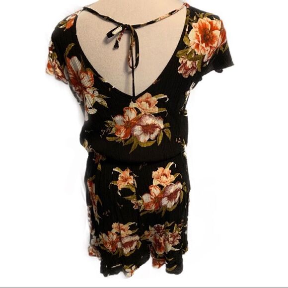 Black and Floral Romper Sz L - Picture 2 of 3
